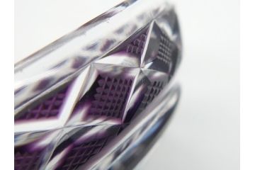 鹿児島県指定伝統的工芸品　尚古集成館監修　薩摩ガラス工芸作　島津薩摩切子　SHIMADZU　繊細なカットと色彩の美しさが目を惹く切子小皿(紫被せガラス、ガラス皿、共箱付き)(R-063956)