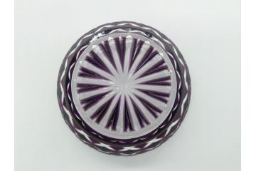 鹿児島県指定伝統的工芸品　尚古集成館監修　薩摩ガラス工芸作　島津薩摩切子　SHIMADZU　繊細なカットと色彩の美しさが目を惹く切子小皿(紫被せガラス、ガラス皿、共箱付き)(R-063956)