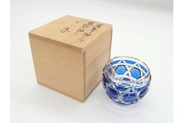 鹿児島県指定伝統的工芸品　薩摩切子　薩摩ガラス工芸　精巧なカットと澄んだ色が魅力的なぐい呑み(藍被せ切子、猪口、グラス、共箱付き)(R-063957)