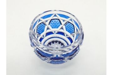 鹿児島県指定伝統的工芸品　薩摩切子　薩摩ガラス工芸　精巧なカットと澄んだ色が魅力的なぐい呑み(藍被せ切子、猪口、グラス、共箱付き)(R-063957)