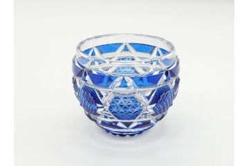 鹿児島県指定伝統的工芸品　薩摩切子　薩摩ガラス工芸　精巧なカットと澄んだ色が魅力的なぐい呑み(藍被せ切子、猪口、グラス、共箱付き)(R-063957)