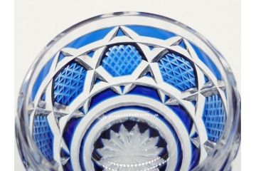鹿児島県指定伝統的工芸品　薩摩切子　薩摩ガラス工芸　精巧なカットと澄んだ色が魅力的なぐい呑み(藍被せ切子、猪口、グラス、共箱付き)(R-063957)