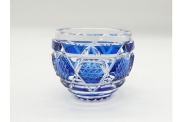 鹿児島県指定伝統的工芸品　薩摩切子　薩摩ガラス工芸　精巧なカットと澄んだ色が魅力的なぐい呑み(藍被せ切子、猪口、グラス、共箱付き)(R-063957)