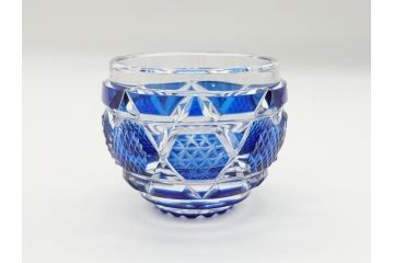 鹿児島県指定伝統的工芸品　薩摩切子　薩摩ガラス工芸　精巧なカットと澄んだ色が魅力的なぐい呑み(藍被せ切子、猪口、グラス、共箱付き)(R-063957)