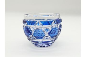 鹿児島県指定伝統的工芸品　薩摩切子　薩摩ガラス工芸　精巧なカットと澄んだ色が魅力的なぐい呑み(藍被せ切子、猪口、グラス、共箱付き)(R-063957)