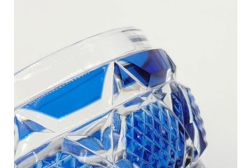 鹿児島県指定伝統的工芸品　薩摩切子　薩摩ガラス工芸　精巧なカットと澄んだ色が魅力的なぐい呑み(藍被せ切子、猪口、グラス、共箱付き)(R-063957)
