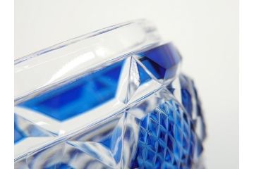 鹿児島県指定伝統的工芸品　薩摩切子　薩摩ガラス工芸　精巧なカットと澄んだ色が魅力的なぐい呑み(藍被せ切子、猪口、グラス、共箱付き)(R-063957)