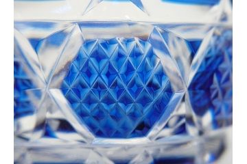 鹿児島県指定伝統的工芸品　薩摩切子　薩摩ガラス工芸　精巧なカットと澄んだ色が魅力的なぐい呑み(藍被せ切子、猪口、グラス、共箱付き)(R-063957)