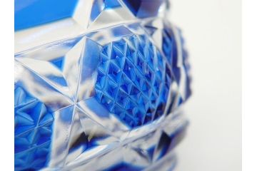 鹿児島県指定伝統的工芸品　薩摩切子　薩摩ガラス工芸　精巧なカットと澄んだ色が魅力的なぐい呑み(藍被せ切子、猪口、グラス、共箱付き)(R-063957)
