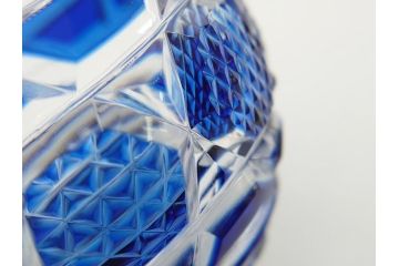 鹿児島県指定伝統的工芸品　薩摩切子　薩摩ガラス工芸　精巧なカットと澄んだ色が魅力的なぐい呑み(藍被せ切子、猪口、グラス、共箱付き)(R-063957)