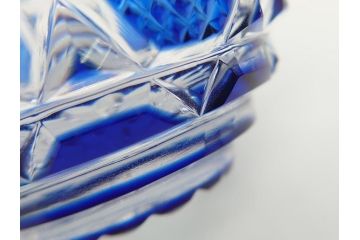 鹿児島県指定伝統的工芸品　薩摩切子　薩摩ガラス工芸　精巧なカットと澄んだ色が魅力的なぐい呑み(藍被せ切子、猪口、グラス、共箱付き)(R-063957)
