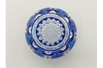鹿児島県指定伝統的工芸品　薩摩切子　薩摩ガラス工芸　精巧なカットと澄んだ色が魅力的なぐい呑み(藍被せ切子、猪口、グラス、共箱付き)(R-063957)