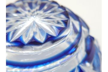 鹿児島県指定伝統的工芸品　薩摩切子　薩摩ガラス工芸　精巧なカットと澄んだ色が魅力的なぐい呑み(藍被せ切子、猪口、グラス、共箱付き)(R-063957)