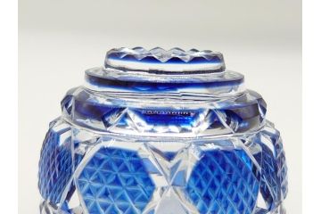 鹿児島県指定伝統的工芸品　薩摩切子　薩摩ガラス工芸　精巧なカットと澄んだ色が魅力的なぐい呑み(藍被せ切子、猪口、グラス、共箱付き)(R-063957)