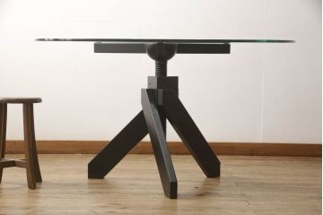 中古　Cassina(カッシーナ)取り扱い　De Padova(デ・パドヴァ)社　VIDUN(ヴィドゥン)　ヴィコ・マジストレッティデザイン　支柱を回して高さが調節できるガラステーブル(ラウンドテーブル、ダイニングテーブル、2人掛け、4人掛け)(定価約48万円)(R-063960)