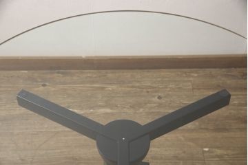 中古　Cassina(カッシーナ)取り扱い　De Padova(デ・パドヴァ)社　VIDUN(ヴィドゥン)　ヴィコ・マジストレッティデザイン　支柱を回して高さが調節できるガラステーブル(ラウンドテーブル、ダイニングテーブル、2人掛け、4人掛け)(定価約48万円)(R-063960)