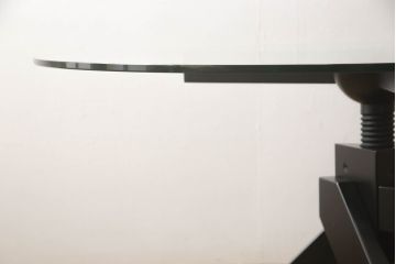 中古　Cassina(カッシーナ)取り扱い　De Padova(デ・パドヴァ)社　VIDUN(ヴィドゥン)　ヴィコ・マジストレッティデザイン　支柱を回して高さが調節できるガラステーブル(ラウンドテーブル、ダイニングテーブル、2人掛け、4人掛け)(定価約48万円)(R-063960)