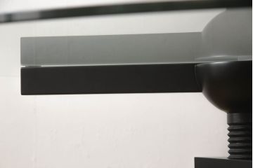 中古　Cassina(カッシーナ)取り扱い　De Padova(デ・パドヴァ)社　VIDUN(ヴィドゥン)　ヴィコ・マジストレッティデザイン　支柱を回して高さが調節できるガラステーブル(ラウンドテーブル、ダイニングテーブル、2人掛け、4人掛け)(定価約48万円)(R-063960)