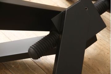 中古　Cassina(カッシーナ)取り扱い　De Padova(デ・パドヴァ)社　VIDUN(ヴィドゥン)　ヴィコ・マジストレッティデザイン　支柱を回して高さが調節できるガラステーブル(ラウンドテーブル、ダイニングテーブル、2人掛け、4人掛け)(定価約48万円)(R-063960)