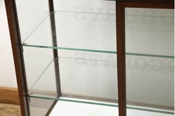 イギリスアンティーク　Lloyd’s Antiques(ロイズ・アンティークス)取り扱い　マホガニー材　お洒落なディスプレイが叶うガラスケース(ショーケース、陳列棚、飾り棚、店舗什器)(R-063970)