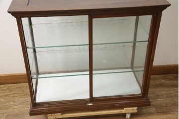 イギリスアンティーク　Lloyd’s Antiques(ロイズ・アンティークス)取り扱い　マホガニー材　お洒落なディスプレイが叶うガラスケース(ショーケース、陳列棚、飾り棚、店舗什器)(R-063970)