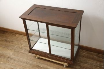 イギリスアンティーク　Lloyd’s Antiques(ロイズ・アンティークス)取り扱い　マホガニー材　お洒落なディスプレイが叶うガラスケース(ショーケース、陳列棚、飾り棚、店舗什器)(R-063970)