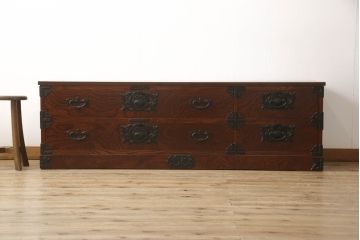 中古　岩谷堂箪笥　天板リメイク　力強い木目に凝った金具がアクセントになっているローチェスト(ローボード、衣装箪笥、引き出し、和タンス)(R-063971)