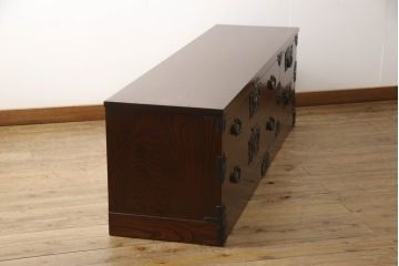 中古　岩谷堂箪笥　天板リメイク　力強い木目に凝った金具がアクセントになっているローチェスト(ローボード、衣装箪笥、引き出し、和タンス)(R-063971)