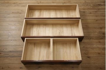 中古　岩谷堂箪笥　天板リメイク　力強い木目に凝った金具がアクセントになっているローチェスト(ローボード、衣装箪笥、引き出し、和タンス)(R-063971)