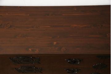 中古　岩谷堂箪笥　天板リメイク　力強い木目に凝った金具がアクセントになっているローチェスト(ローボード、衣装箪笥、引き出し、和タンス)(R-063971)