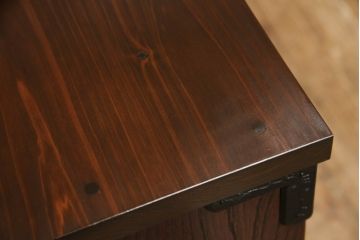 中古　岩谷堂箪笥　天板リメイク　力強い木目に凝った金具がアクセントになっているローチェスト(ローボード、衣装箪笥、引き出し、和タンス)(R-063971)