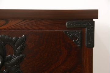 中古　岩谷堂箪笥　天板リメイク　力強い木目に凝った金具がアクセントになっているローチェスト(ローボード、衣装箪笥、引き出し、和タンス)(R-063971)