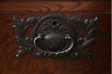 中古　岩谷堂箪笥　天板リメイク　力強い木目に凝った金具がアクセントになっているローチェスト(ローボード、衣装箪笥、引き出し、和タンス)(R-063971)