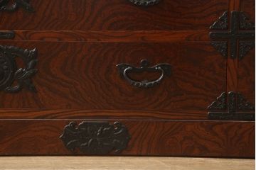 中古　岩谷堂箪笥　天板リメイク　力強い木目に凝った金具がアクセントになっているローチェスト(ローボード、衣装箪笥、引き出し、和タンス)(R-063971)