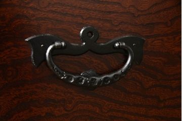 中古　岩谷堂箪笥　天板リメイク　力強い木目に凝った金具がアクセントになっているローチェスト(ローボード、衣装箪笥、引き出し、和タンス)(R-063971)