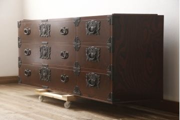 中古　岩谷堂箪笥　脚(台輪)・ヒノキ天板付きリメイク　力強い杢目と立派な金具が魅力的なローチェスト(ローボード、サイドボード、テレビ台、引き出し)(R-063972)