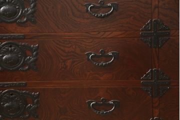 中古　岩谷堂箪笥　脚(台輪)・ヒノキ天板付きリメイク　力強い杢目と立派な金具が魅力的なローチェスト(ローボード、サイドボード、テレビ台、引き出し)(R-063972)