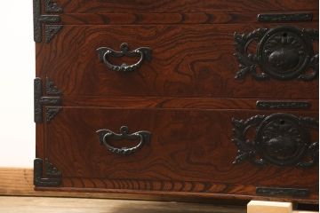 中古　岩谷堂箪笥　脚(台輪)・ヒノキ天板付きリメイク　力強い杢目と立派な金具が魅力的なローチェスト(ローボード、サイドボード、テレビ台、引き出し)(R-063972)