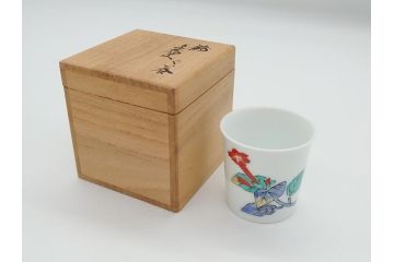 重要無形文化財　人間国宝　十三代 酒井田柿右衛門　錦　鮮やかな花文があしらわれたぐい呑み(共箱付き、酒器、和食器)(R-063974)