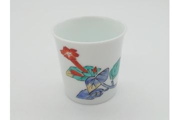重要無形文化財　人間国宝　十三代 酒井田柿右衛門　錦　鮮やかな花文があしらわれたぐい呑み(共箱付き、酒器、和食器)(R-063974)