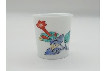 重要無形文化財　人間国宝　十三代 酒井田柿右衛門　錦　鮮やかな花文があしらわれたぐい呑み(共箱付き、酒器、和食器)(R-063974)