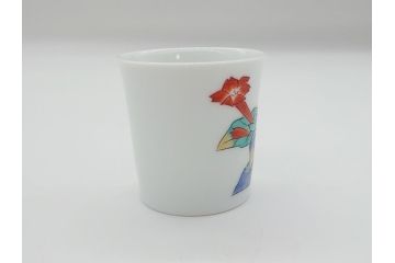 重要無形文化財　人間国宝　十三代 酒井田柿右衛門　錦　鮮やかな花文があしらわれたぐい呑み(共箱付き、酒器、和食器)(R-063974)