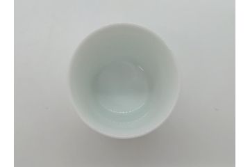 重要無形文化財　人間国宝　十三代 酒井田柿右衛門　錦　鮮やかな花文があしらわれたぐい呑み(共箱付き、酒器、和食器)(R-063974)