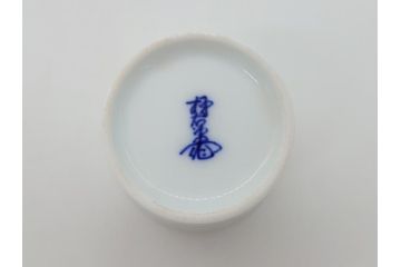 重要無形文化財　人間国宝　十三代 酒井田柿右衛門　錦　鮮やかな花文があしらわれたぐい呑み(共箱付き、酒器、和食器)(R-063974)