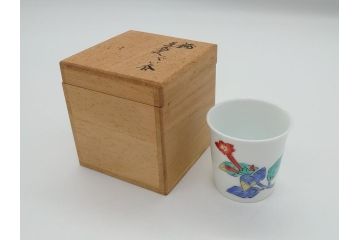 重要無形文化財　人間国宝　十三代 酒井田柿右衛門　錦　鮮やかな花文があしらわれたぐい呑み(共箱付き、酒器、和食器)(R-063975)