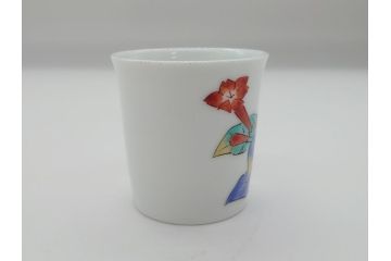 重要無形文化財　人間国宝　十三代 酒井田柿右衛門　錦　鮮やかな花文があしらわれたぐい呑み(共箱付き、酒器、和食器)(R-063975)