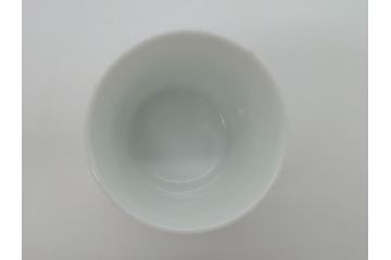重要無形文化財　人間国宝　十三代 酒井田柿右衛門　錦　鮮やかな花文があしらわれたぐい呑み(共箱付き、酒器、和食器)(R-063975)