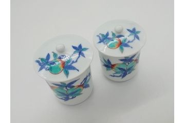 重要無形文化財　人間国宝　十三代 今泉今右衛門　錦　大胆に描かれた桃絵が目を惹く湯呑み2客セット(大・小)(共箱付き、色鍋島、湯のみ、和食器)(R-063977)