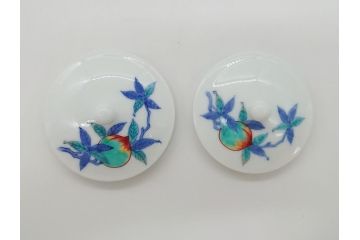 重要無形文化財　人間国宝　十三代 今泉今右衛門　錦　大胆に描かれた桃絵が目を惹く湯呑み2客セット(大・小)(共箱付き、色鍋島、湯のみ、和食器)(R-063977)