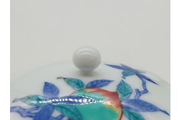 重要無形文化財　人間国宝　十三代 今泉今右衛門　錦　大胆に描かれた桃絵が目を惹く湯呑み2客セット(大・小)(共箱付き、色鍋島、湯のみ、和食器)(R-063977)